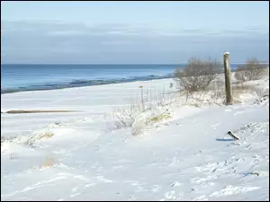Morska plaża pokryta śniegiem