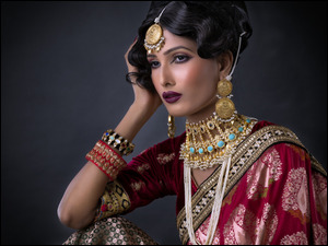 Indyjska dziewczyna z biżuterią i suknią ślubną