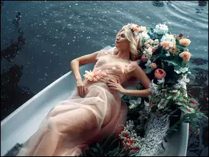 Dziewczyna z kwiatami w łodzi