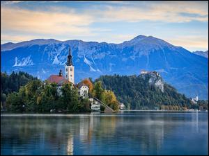 Jezioro Bled z widokiem na zamek i kościół w Alpach Julijskich w Słowenii