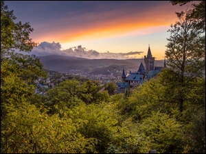 Wernigerode, Wzgórza, Zachód słońca, Powiat Harz, Zamek Wernigerode, Chmury, Niemcy, Drzewa