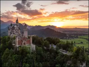 Chmury, Bawaria, Wschód słońca, Lasy, Drzewa, Góry, Alpy, Niemcy, Zamek Neuschwanstein