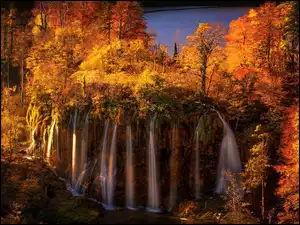Narodowy Park JeziorPlitwickich w Chorwacji z wodospadami jesienią