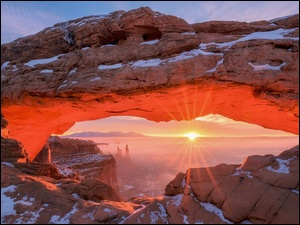 Łuk Mesa Arch o wschodzie słońca