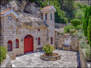 Kościół na dziedzincu