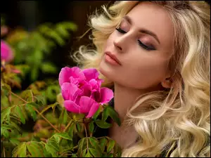 Blondynka z kwiatami róży