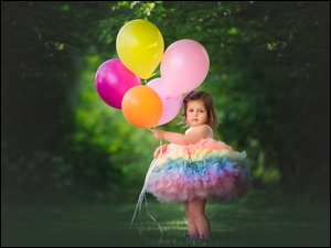 Dziewczynka z kolorowymi balonami