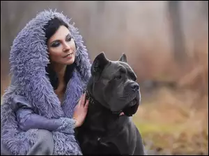 Kobieta z dużym psem w lesie