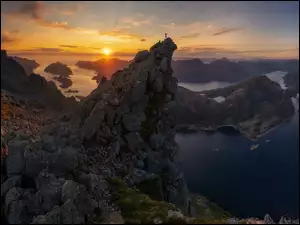 Lofoty, Norwegia, Góry, Zachód słońca, Morze Północne, Człowiek