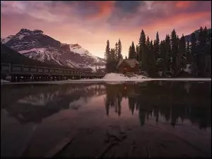 Most, Emerald Lake, Chmury, Góry, Zima, Prowincja Kolumbia Brytyjska, Jezioro, Park Narodowy Yoho, Drzewa, Dom, Kanada