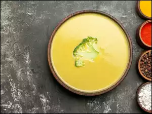 Zupa krem z brokuł i przyprawy w miseczkach