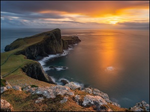 Neist Point Lighthouse, Wybrzeże, Wyspa Skye, Półwysep Duirinish, Morze Szkockie, Latarnia morska, Szkocja, Skały