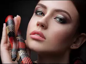 Natalia Gritsenko z wężem w dłoni
