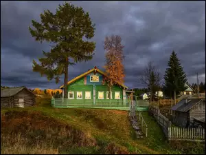 Zielony dom i szopa w rosyjskiej wsi Kimzha