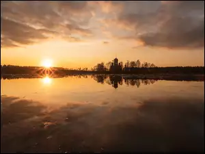 Jezioro Vvedenskoe Lake o zachodzie słońca