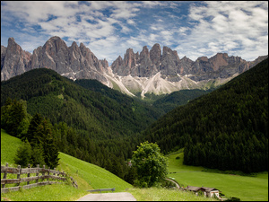Kościół, Włochy, Domy, Odle, Drzewa, Val di Funes, Południowy Tyrol, Góry, Lasy, Masyw, Chmury, Dolina, Dolomity