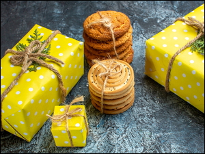 Ciasteczka i prezenty obwiązane sznurkiem