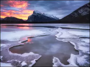 Śnieg, Park Narodowy Banff, Góry, Zachód słońca, Chmury, Jezioro, Vermilion Lake, Kanada, Zima