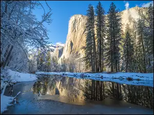 El Capitan, Merced River, Park Narodowy Yosemite, Drzewa, Góry, Kalifornia, Rzeka, Zima, Śnieg, Formacja skalna, Stany Zjednoczone
