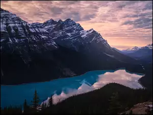 Góry, Chmury, Lasy, Zachód słońca, Jezioro, Prowincja Alberta, Skały, Park Narodowy Banff, Drzewa, Peyto Lake, Kanada