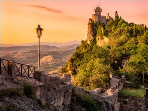 Zamek Prima Torre na wzgórzu w San Marino
