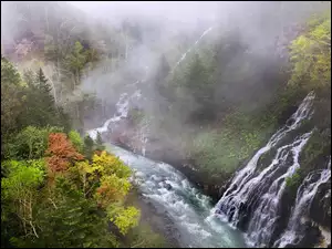 Wodospad Shirahige Waterfall nad zamgloną rzeką Biei River w Japonii