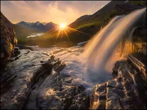 Dolina Vengedalen, Norwegia, Wodospad, Skały, Wschód słońca, Góry
