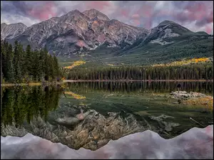 Odbicie, Alberta, Drzewa, Jezioro, Pyramid Lake, Park Narodowy Jasper, Góry, Kanada, Pyramid Peak