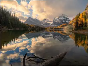 Jezioro Sunburst Lake i góry Canadian Rockies