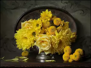 Żółte róże i chryzantemy w wazonie