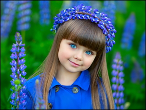 Dziewczynka w łubinowym wianku i niebieskich oczach