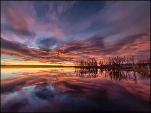 Kolorowe chmury zachodzącego słońca nad jeziorem Lake Chatfield