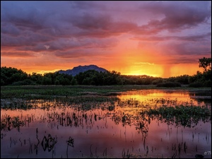 Zachód słońca nad jeziorem Willow Lake w Arizonie