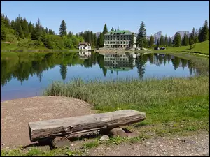 Widok z ławki nad jeziorem na hotelSeebenalp w Szwajcarii