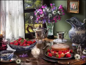 Bukiet kwiatów przy oknie, ciasto, truskawki i lampa na stole