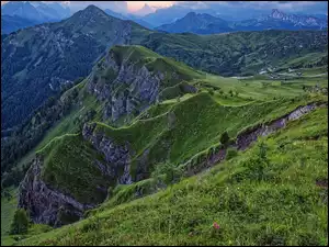 Porośnięte skały w Dolomitach