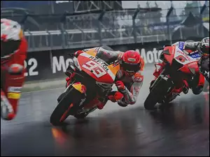 Czerwone Motocykle z gry MotoGP podczas wyścigu