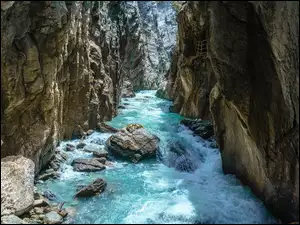 Rwąca rzeka w skalnym kanionie