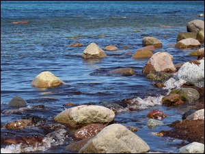 Wystające kamienie nad brzegiem morza