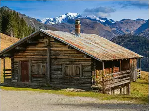 Drewniany dom na tle Alp