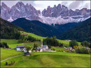 Drzewa, Domy, Kościół, Santa Maddalena, Południowy Tyrol, Włochy, Dolomity, Góry, Wieś, Łąki