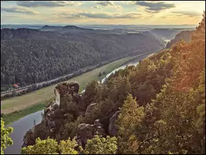 Dolina, Drzewa, Niemcy, Rzeka Łaba, Park Narodowy Saskiej Szwajcarii, Góry Połabskie, Skały