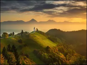 Słowenia, Wzgórze, Wieś Jamnik, Drzewa, Jesień, Chmury, Mgła, Kościół św Primusa i Felicjana, Góry