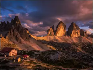 Dolomity, Tre Cime di Lavaredo, Włochy, Góry, Chmury, Budynki, Skały
