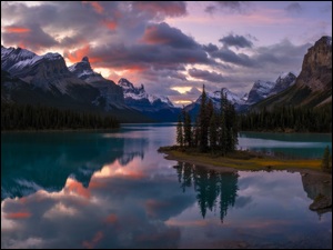Kanada, Góry, Alberta, Chmury, Odbicie, Jezioro Maligne, Wyspa Ducha, Park Narodowy Jasper, Drzewa