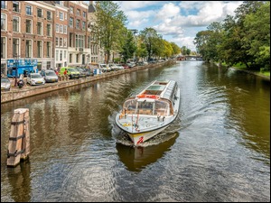 Autobus wodny na kanale w Amsterdamie