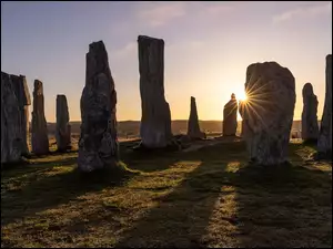 Promienie słońca na Ring of Brodgar w Szkocji