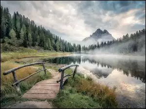 Masyw Tre Cime di Lavaredo, Drzewa, Chmury, Mostek, Antorno Lake, Prowincja Belluno, Las, Jezioro, Mgła, Góry Dolomity, Włochy