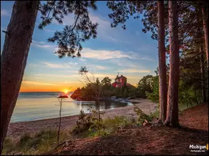 Las, Stany Zjednoczone, Latarnia morska, Drzewa, Stan Michigan, Jezioro Superior, Wschód słońca, Marquette