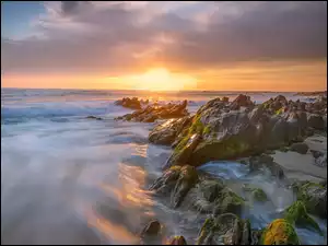 Fale, Morze, Zachód słońca, Portugalia, Skały, Chmury